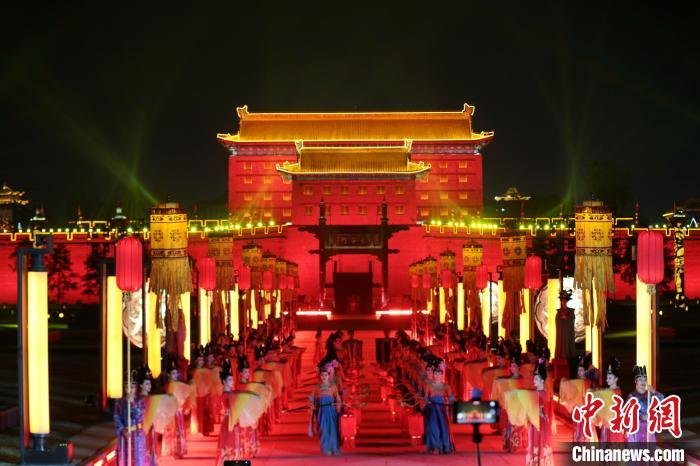 图为永宁门灯光璀璨。　张远 摄