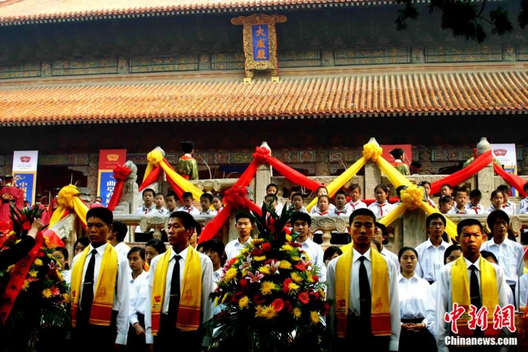 资料图：2006年9月28日，海峡两岸同胞在孔子故里山东曲阜首次共同祭奠至圣先师孔子，纪念孔子诞辰二千五百五十七周年。郄汝娟 摄