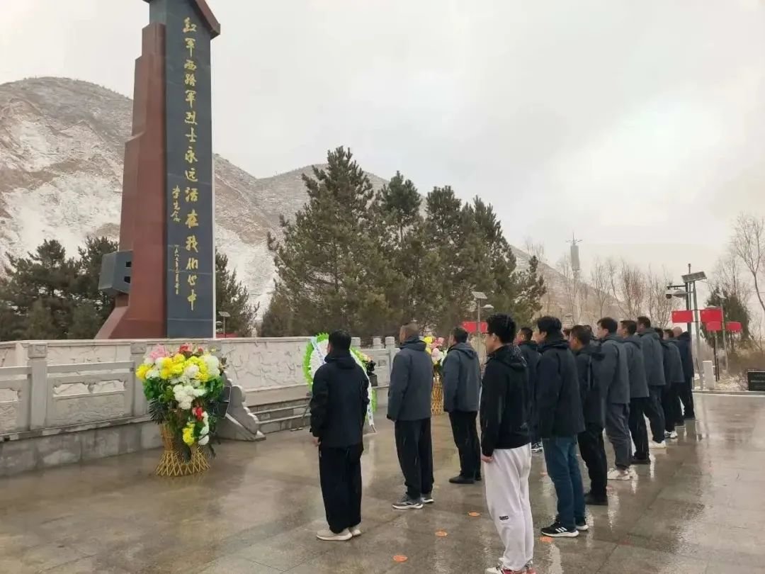 龙首矿党员在古浪战役纪念馆缅怀革命先烈 陈生旺 摄