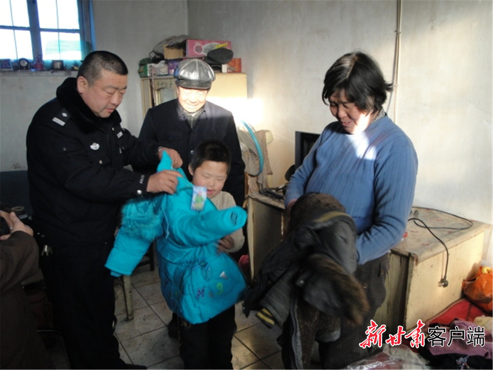 窦军为辖区困难群众送去棉衣 （图均由兰州铁路公安局银川铁路公安处提供）