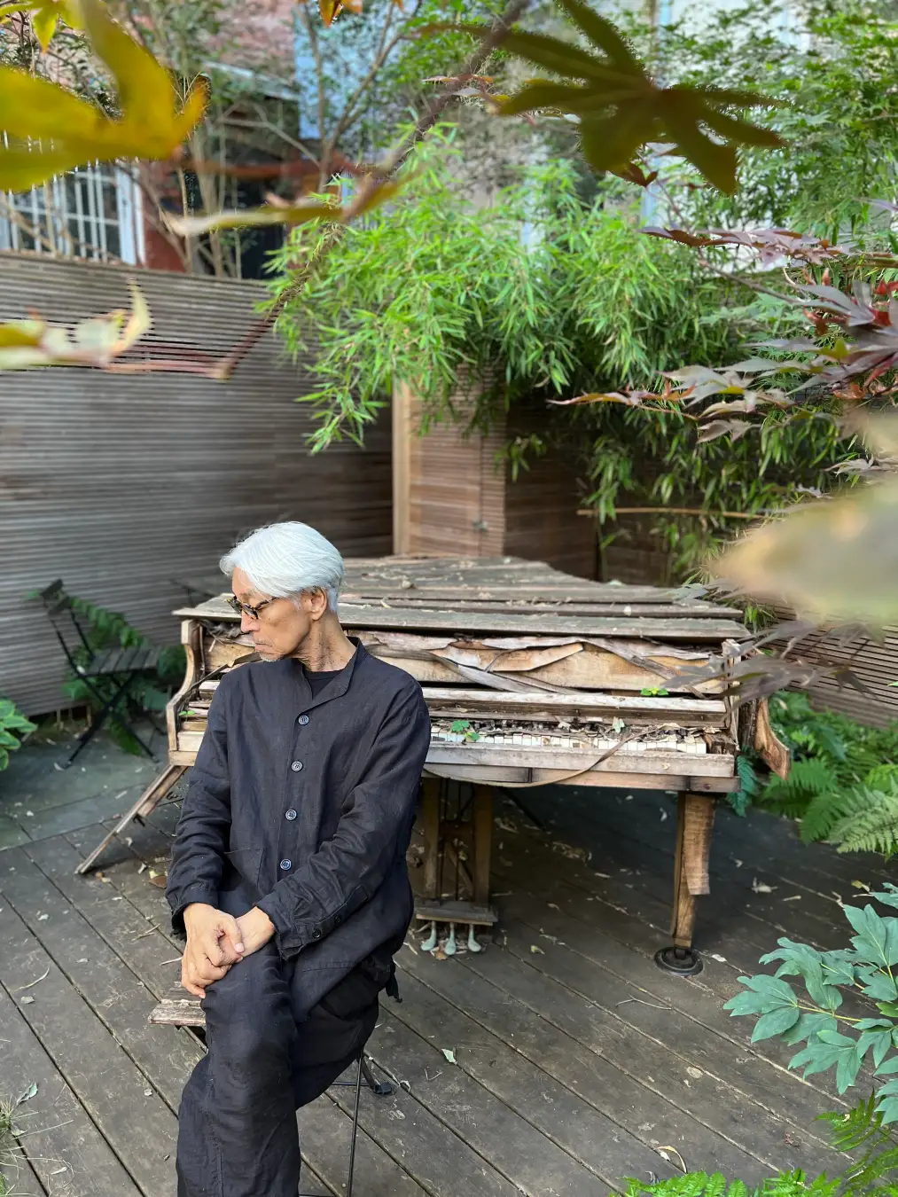 ▎ 图/《卫报》记者采访坂本龙一时，发现他为了不再刺激喉咙，讲话的声音更加细小缓慢。他用一种温和的幽默感讨论平凡日常与严肃的死亡。坂本龙一说：“也许还能活二十年，也许能活十年，也可能只有一年，一颗心还是提着的。所以为了不留遗憾，我想创作出更多拿得出手的作品。现在的我，想努力活得久一点。想知道80岁的自己会做出怎样的音乐。接下来，我只想不虚伪造作地活下去。”