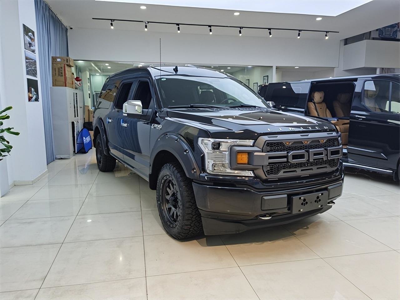 福特勇猛者高顶豪华版四驱越野商务车