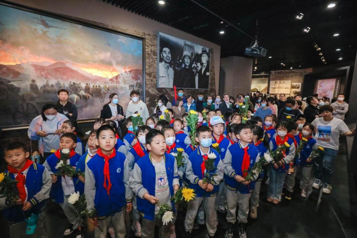 (讲解员进行讲解,同学们进行认真听讲)