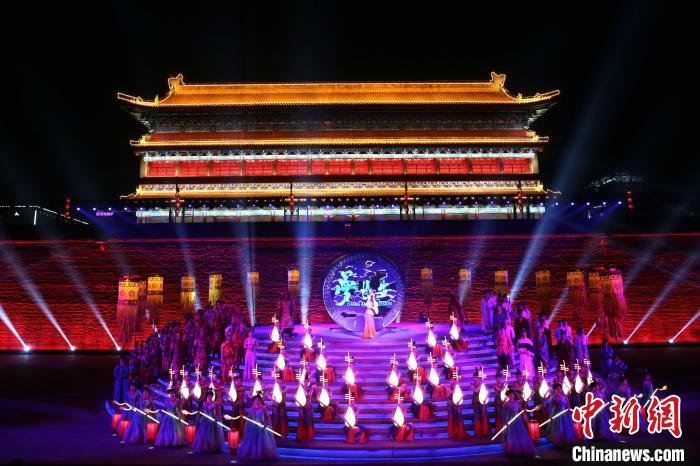 图为翁城内的演出。　张远 摄