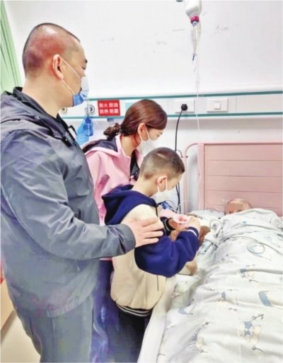 在普通病房，一家人终于团聚。