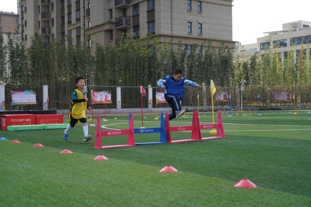 西安高新区：精彩校园激光跑 周末全民健身动起来