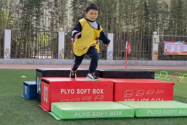 西安高新区：精彩校园激光跑 周末全民健身动起来