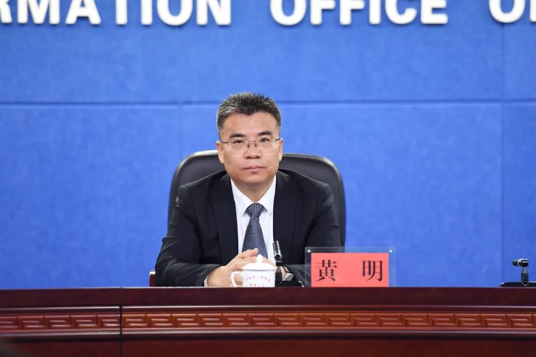 吉林省人社厅副厅长黄明在发布会上回答记者提问。