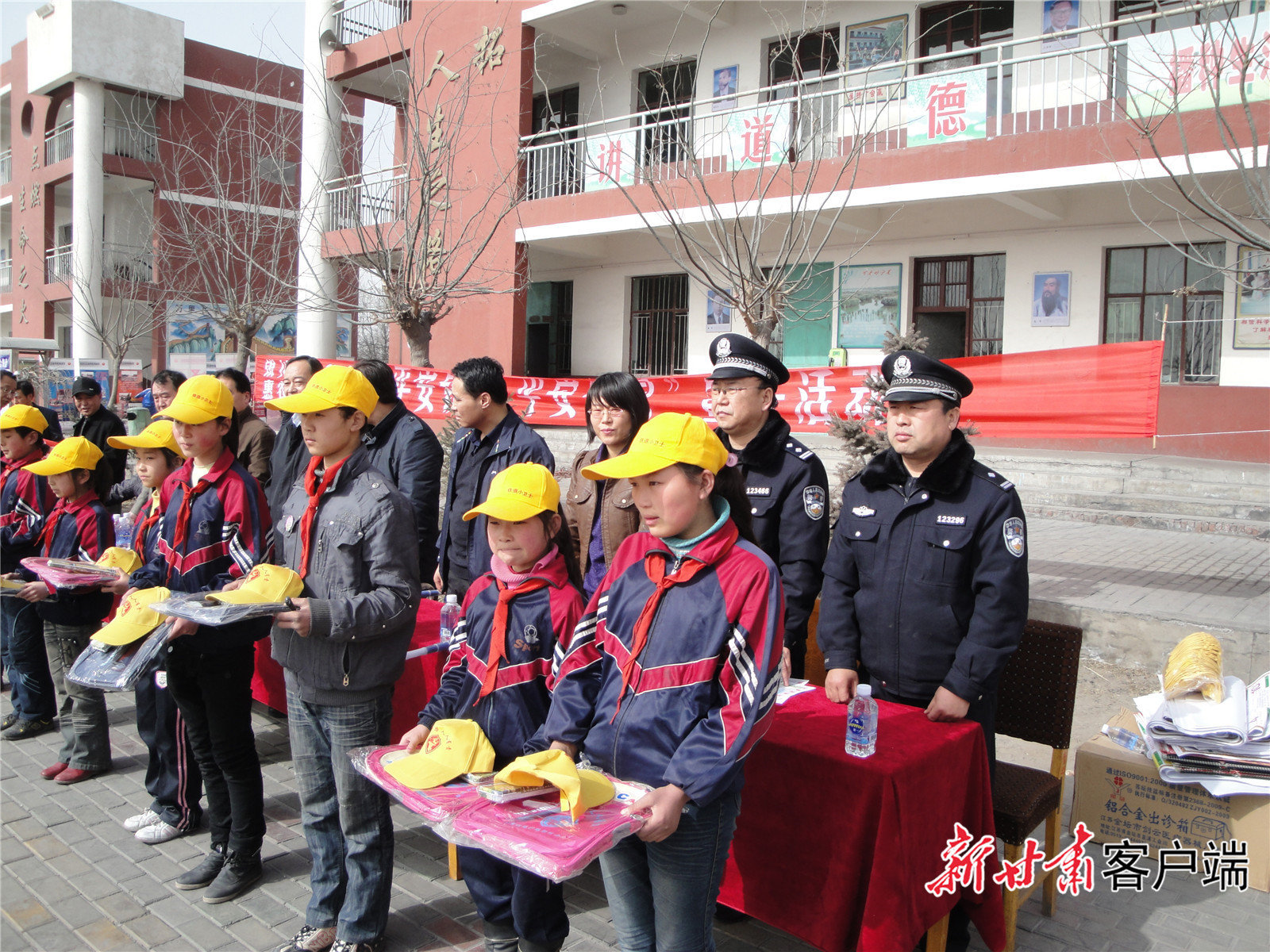 窦军(右一)参加爱车护路进校园活动