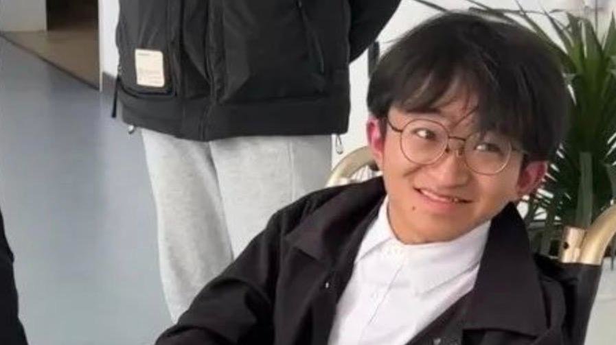那个坐扭扭车高考的男孩张亮站起来了