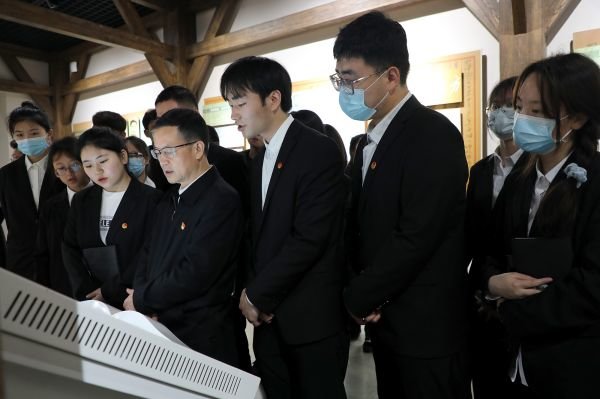 江西科技学院党委书记与青年学生一同诵读《可爱的中国》