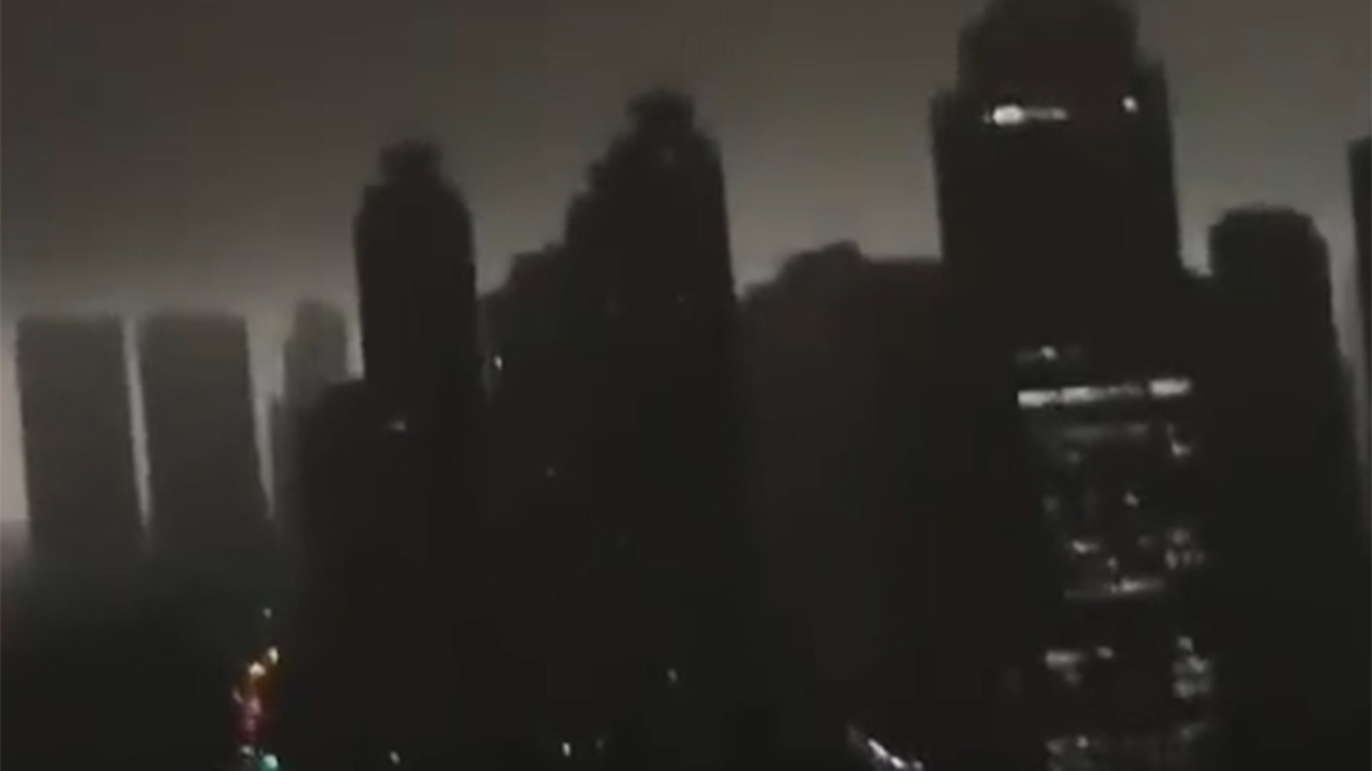武汉暴雨白天秒变黑夜，“下午三点跟凌晨三点一样”_凤凰网视频_凤凰网