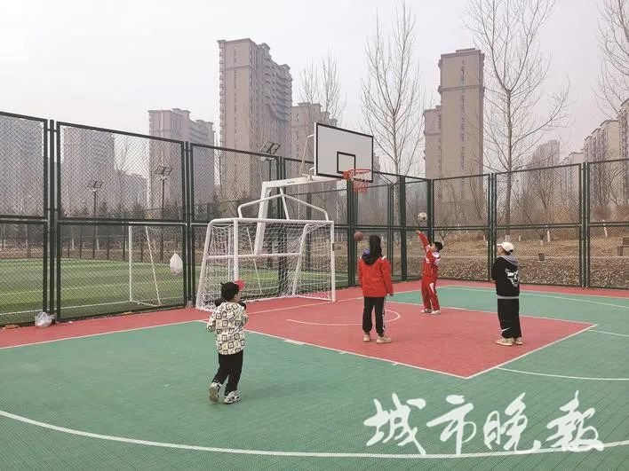 孩子们在进行投篮 本组图片 城市晚报全媒体记者 吕闯 摄