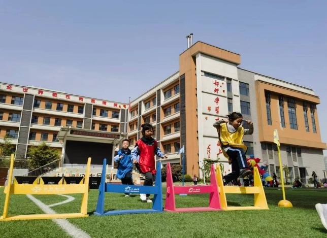 西安高新区：精彩校园激光跑 周末全民健身动起来