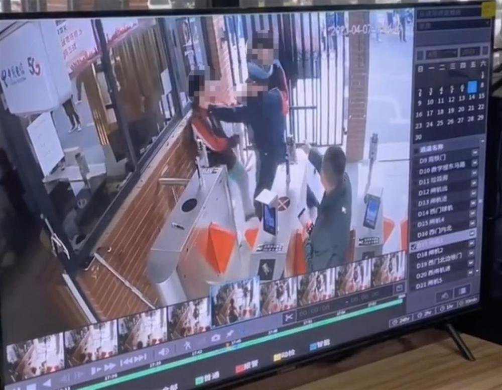 学生与保安发生肢体冲突（图源：监控视频截图）