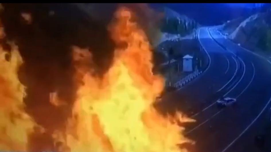 惊险！乌兹别克斯坦一辆卡车翻车并发生爆炸
