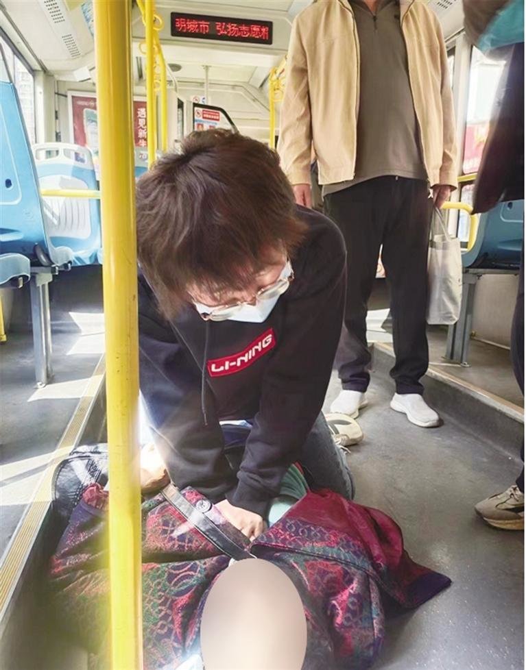 七旬老人公交车上突然晕倒 身为护师的她出手了