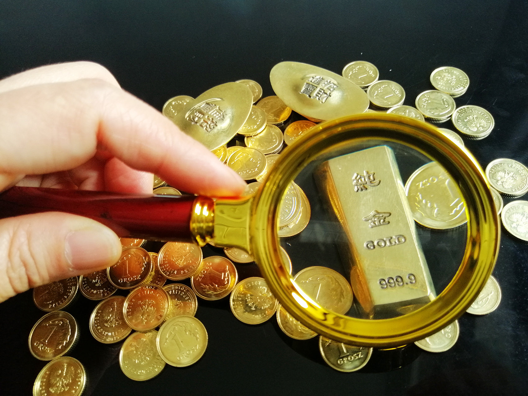 黄金大涨近2%，逼近历史最高纪录！金价为何持续大涨？专家解读......_凤凰网