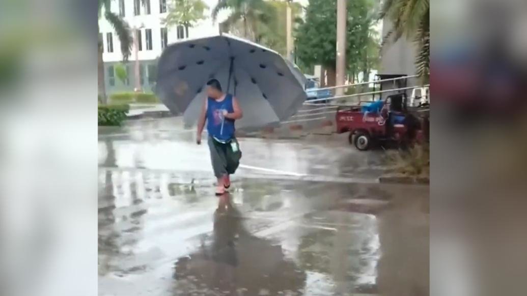 下雨天弟弟打着大伞去接姐姐和外甥，网友：满满的安全感