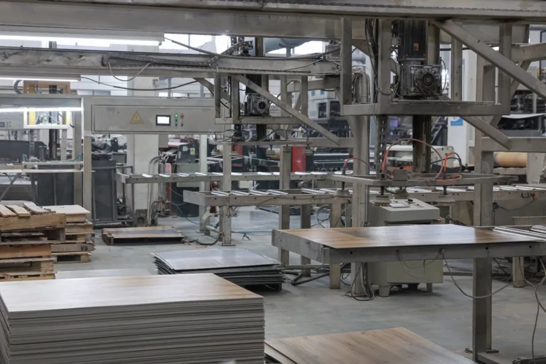 安徽韩华建材科技的基材生产线。人民网 张俊摄