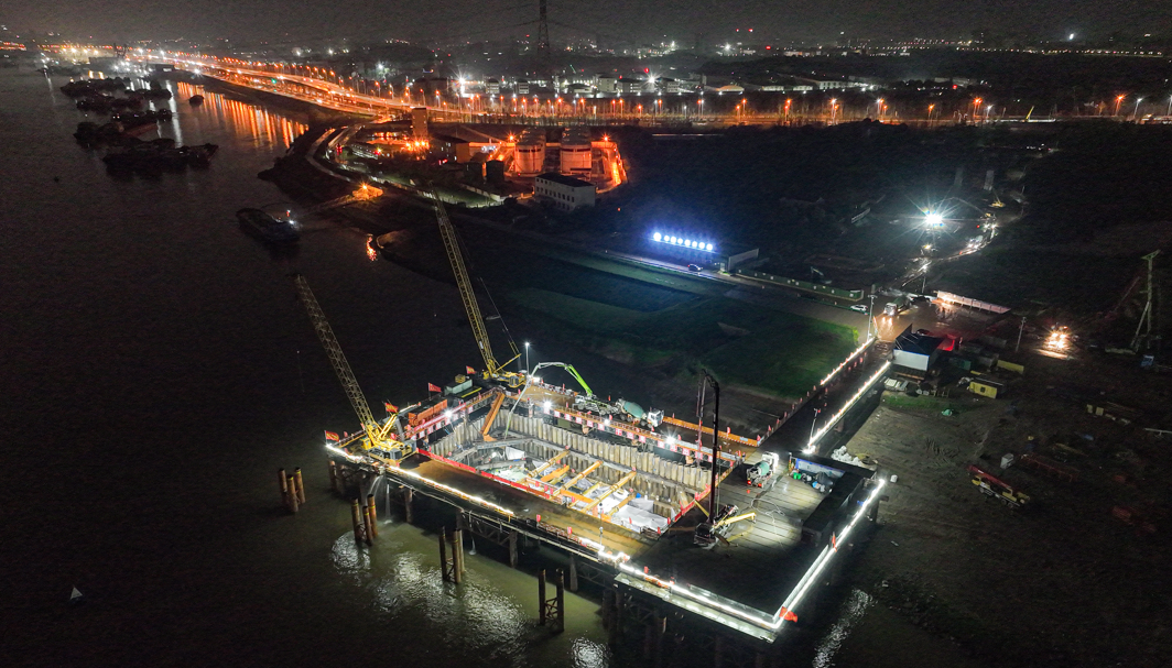 昌九高铁扬子洲赣江公铁大桥最大承台浇筑完成