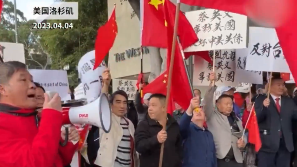 “我是勇敢的中国人！”爱国侨胞抗议蔡英文窜美见麦卡锡