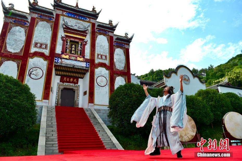 资料图：2017年9月13日，“诗在民间”屈原故里楚辞吟诵会在湖北省秭归县屈原祠广场举行，来自北京、云南、重庆、湖北、河南以及台湾等地的百余名诗人、作家集聚一堂，缅怀“中华诗祖”屈原。中新社记者 刘康 摄