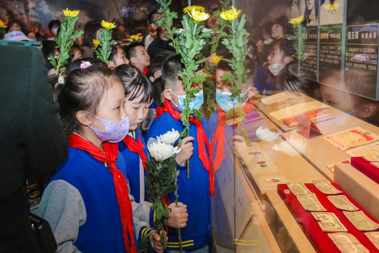 (同学们认真观看展品)