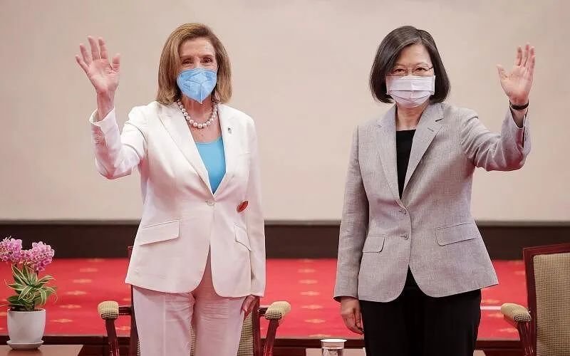 2022年8月3日，佩洛西窜台与蔡英文会面。