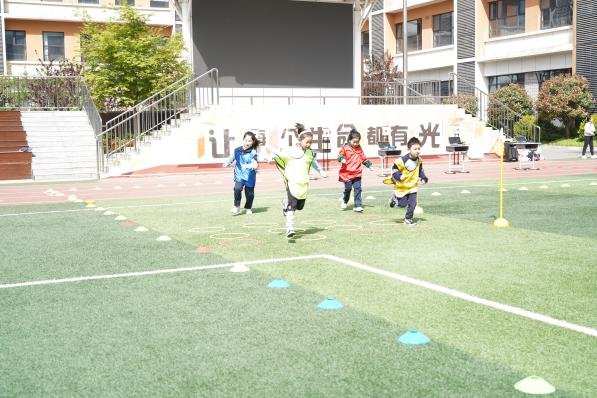 西安高新区：精彩校园激光跑 周末全民健身动起来