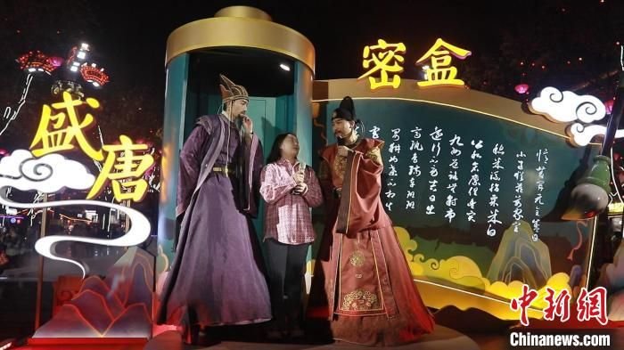 西安大唐不夜城景区“盛唐密盒”表演现场,两位演员与观众互动。 党田野 摄