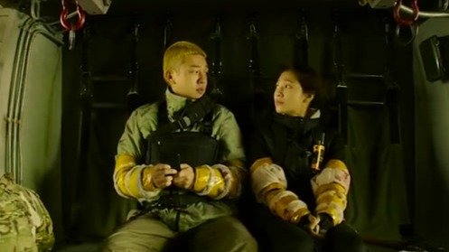 男人把女人丢给丧尸老婆，却反被咬死