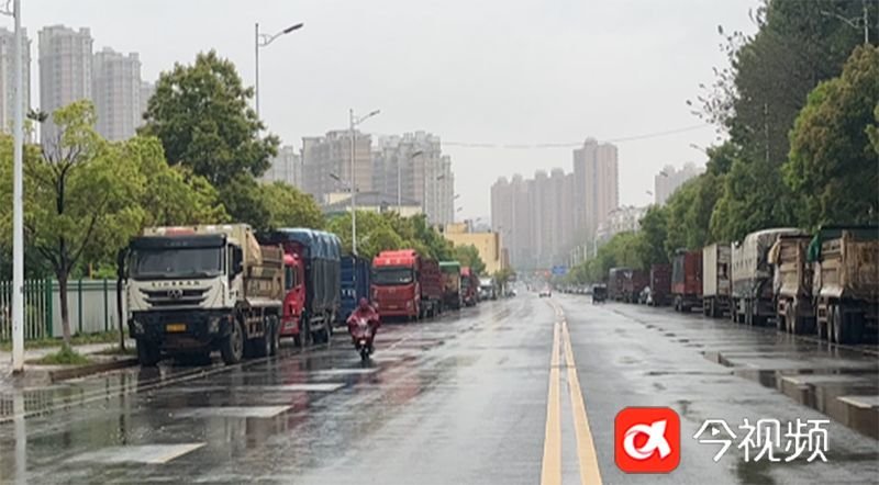 居民行驶在机动车道上