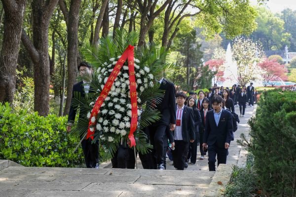 江西科技学院第十二期“蓝园之星”大学生骨干培训班前往共青城市富华山耀邦陵园