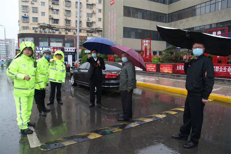 商丘交警雨中执勤保畅通 展现“小黄人”风景线