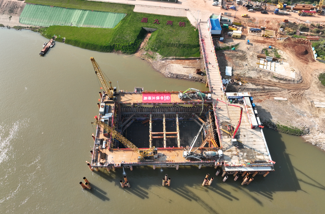 昌九高铁扬子洲赣江公铁大桥最大承台浇筑完成