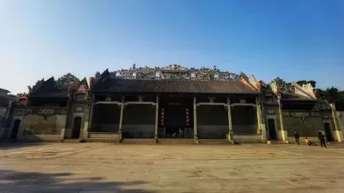 沙滘陈氏大宗祠是顺德现存规模最大、最奢华的祠堂，由侨商陈泰发起重建