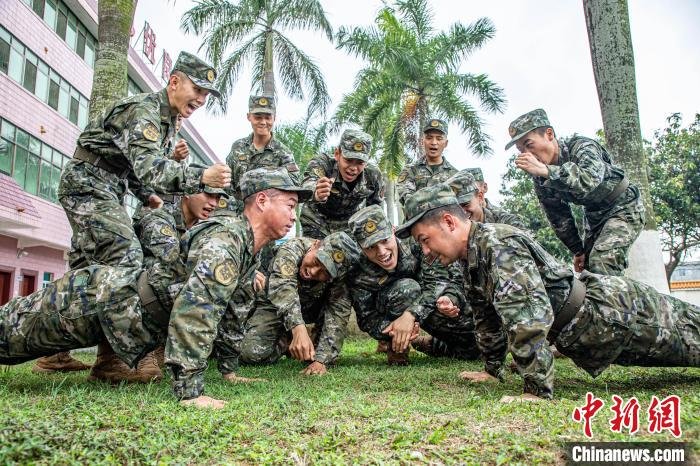 武警官兵正在进行俯卧撑比拼. 梁承杰 摄