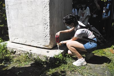 学生使用专业仪器测量记录石碑的表面病害情况。