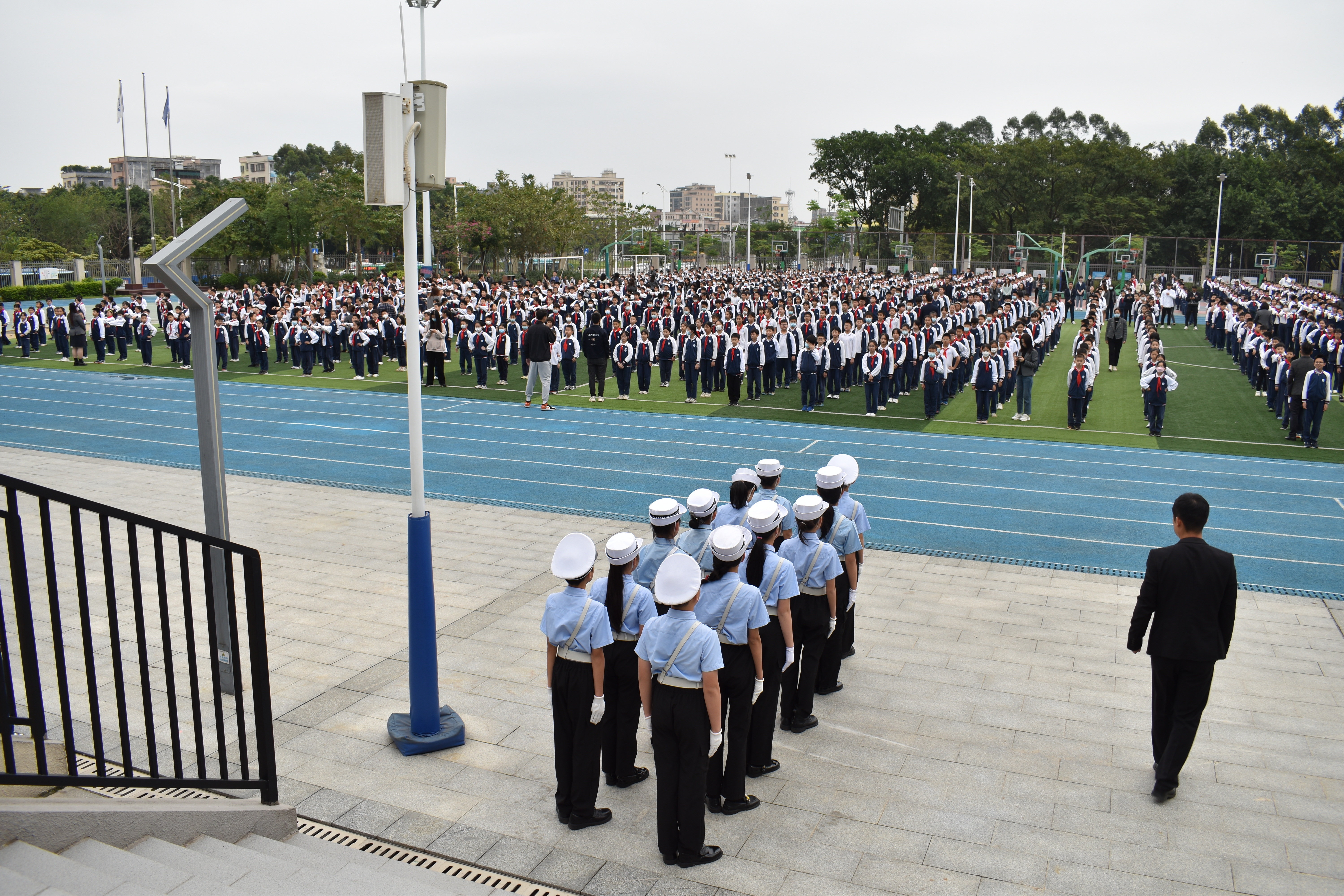 东莞交警松山湖大队开展少年交警队颁奖仪式暨春季交通安全守护行动