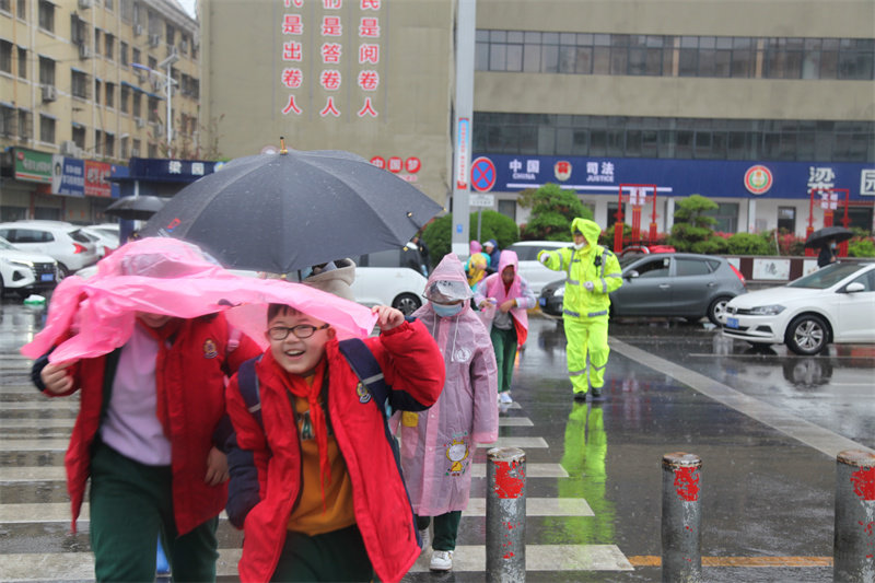 商丘交警雨中执勤保畅通 展现“小黄人”风景线