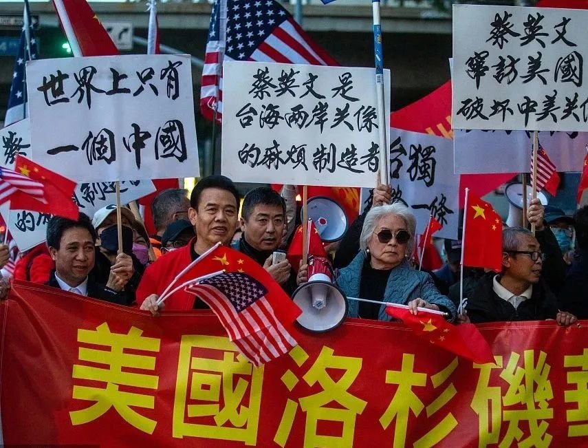 当地时间2023年4月4日，美国洛杉矶，蔡英文“过境”窜美，在美华人在其下榻酒店附近举行抗议。