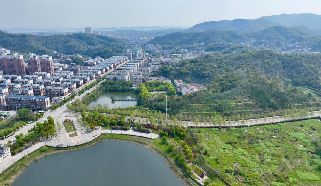 位於長江與鄱陽湖交匯處的江西省九江市湖口縣江湖水面波光瀲灩,沿岸