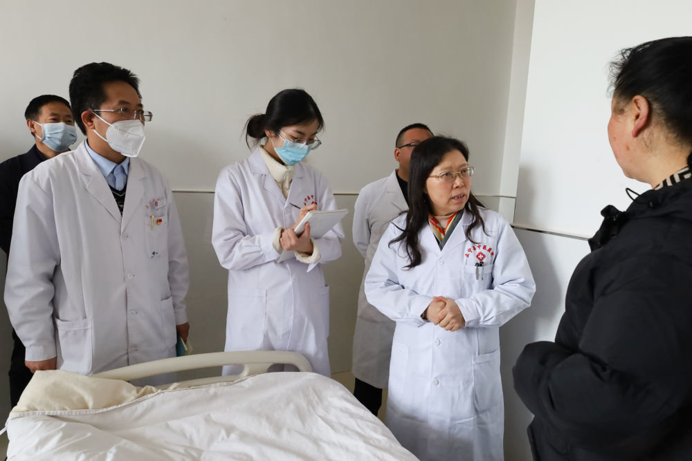 4月6日，医务人员在庆阳市正宁县中医医院查房。新华社记者 马希平 摄