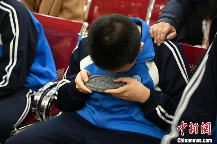 内蒙古呼和浩特市,视障学生触摸感受文物复制品。 刘文华 摄