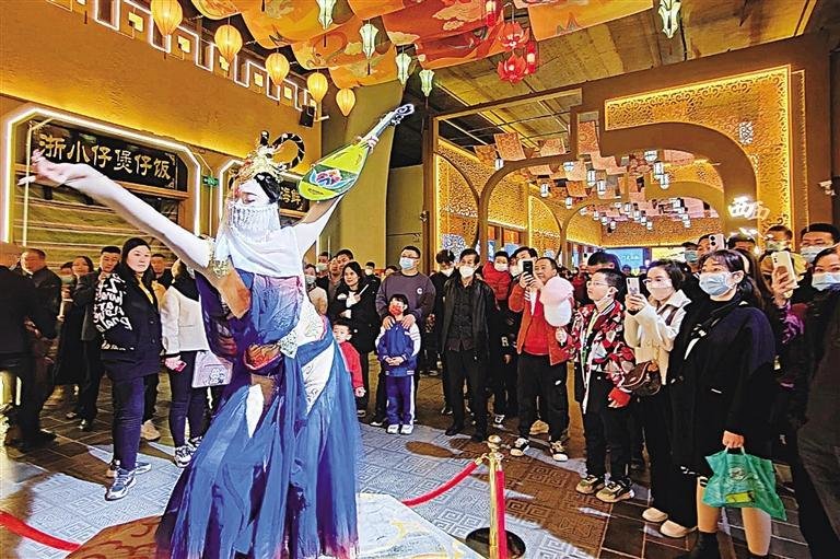 黄河食渡文化夜市的文艺表演