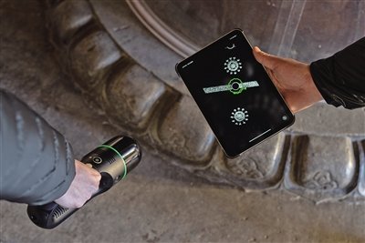 2月19日,太庙享殿,北京市测绘设计研究院测绘人员用手持式三维激光扫描仪,采集金丝楠木柱子的莲花柱础激光点云。