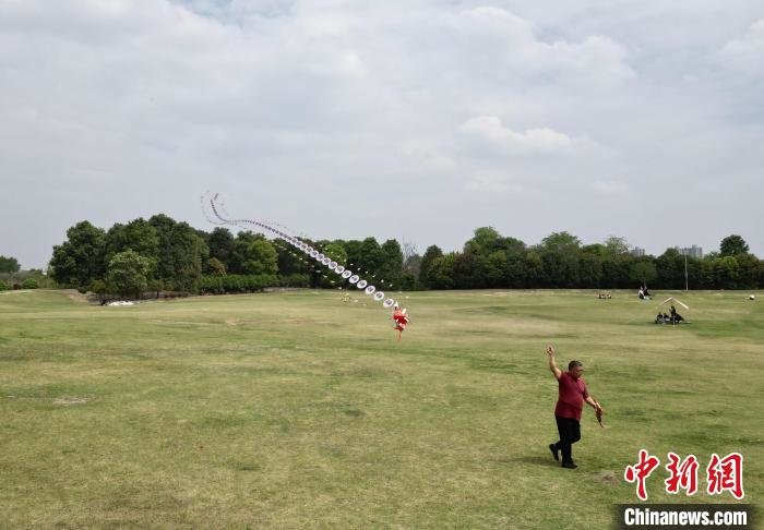 “金鸡风筝扎制技艺”传承人高加辉正在放风筝。 王磊 摄