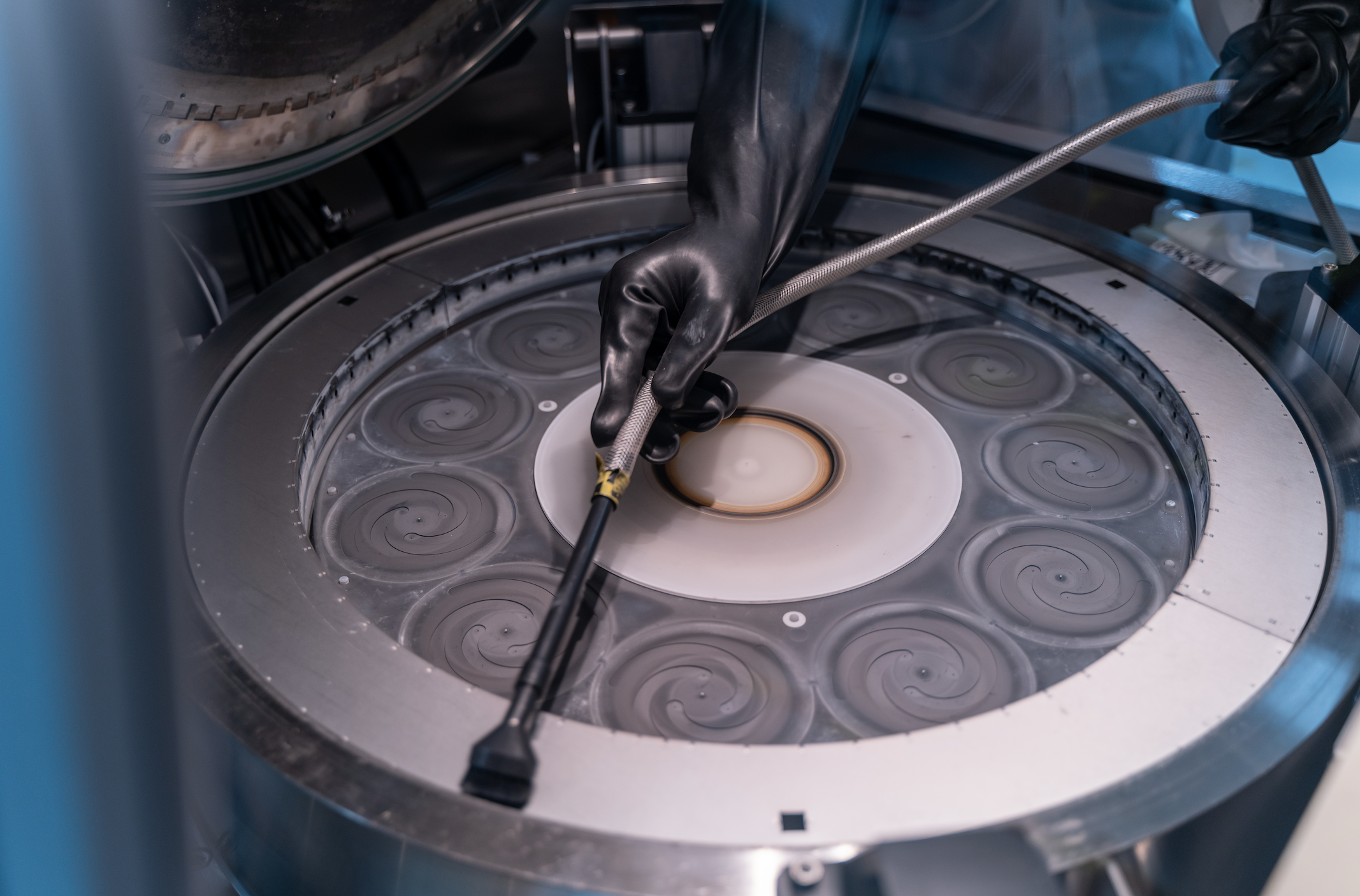 技术人员正在清理MOCVD设备腔体。