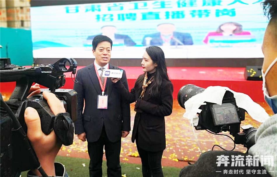 参观招聘会现场2.jpg